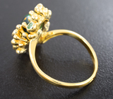 Золотое кольцо с кристаллическим черным опалом 2,25 карата, цаворитами и красными сапфирами Золото