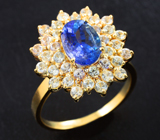 Золотое кольцо с насыщенным танзанитом отличного цвета 2,25 карата и лейкосапфирами Золото