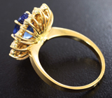 Золотое кольцо с насыщенным танзанитом отличного цвета 2,25 карата и лейкосапфирами Золото