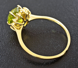 Золотое кольцо со сфеном высокой дисперсии 2,76 карата и желтыми сапфирами Золото