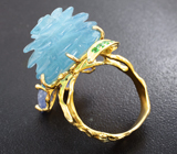 Золотое крупное кольцо с резным аквамарином 26,2 карата, резными синими сапфирами и цаворитами Золото