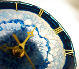 Часы с циферблатом из крупного слайса синего агата 