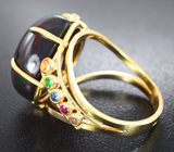 Кольцо с кристаллическим черным опалом 15,14 карата, разноцветными сапфирами и цаворитами гранатами Золото