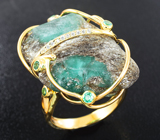 Золотое кольцо с двумя яркими кристаллами изумруда в породе 33,38 карата, огранеными изумрудами и бриллиантами Золото