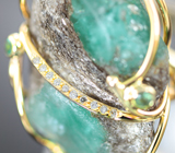 Золотое кольцо с двумя яркими кристаллами изумруда в породе 33,38 карата, огранеными изумрудами и бриллиантами Золото