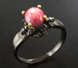 Серебряное кольцо cо звездчатым рубином и синими сапфирами Серебро 925