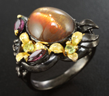 Серебряное кольцо с солнечным камнем с эффектом кошачьего глаза, родолитами и перидотами Серебро 925