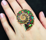 Золотое крупное эффектное кольцо с аммонитом с аммолитовой мозаикой 84,87 карата и цаворитами Золото
