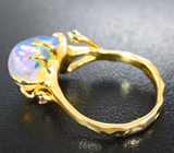Золотое кольцо с кристаллическим эфиопским опалом 3,22 карата, цаворитами и красными сапфирами Золото