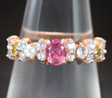 Изящное серебряное кольцо с розовым турмалином, перидотами, голубыми топазами