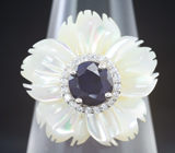 Серебряное кольцо-цветок с насыщенно-синим сапфиром и резным перламутром Серебро 925