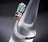 Кольцо с медьсодержащим голубым параиба турмалином, рубином и лейкосапфирами