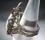 Серебряное кольцо с халцедоном 28+ карат, турмалинами и перидотами