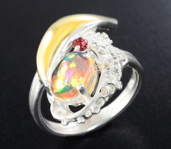 Серебряное кольцо с кристаллическим эфиопским опалом и мозамбикским гранатом