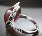 Серебряное кольцо с рубином 24,4 карата и голубыми топазами Серебро 925