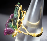 Золотое кольцо с резным рубином в цоизите 42,07 карата, звездчатым сапфиром, резными турмалинами и цаворитами Золото