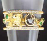 Золотое кольцо «NO/ON» с гелиодором авторской огранки 0,64 карата, гранатом со сменой цвета, цаворитами и бриллиантами Золото