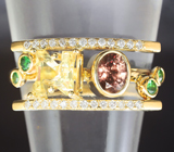 Золотое кольцо «NO/ON» с гелиодором авторской огранки 0,64 карата, гранатом со сменой цвета, цаворитами и бриллиантами Золото