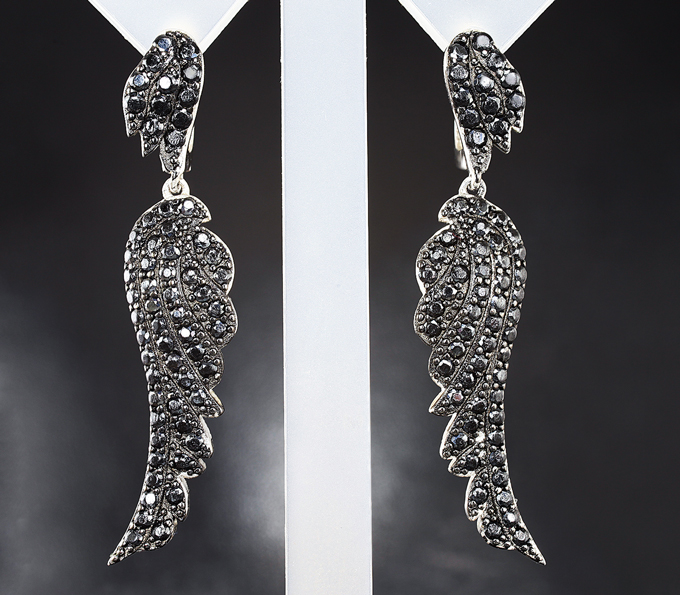 Впечатляющие серебряные серьги с черными шпинелями
