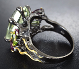 Серебряное кольцо с зеленым аметистом, перидотами и родолитами