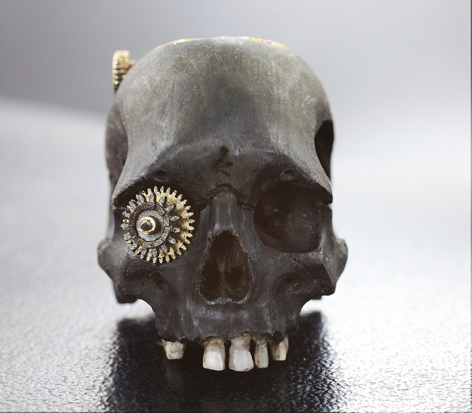 Миниатюра «Memento Mori» из рога и кости бизона с элементами часового механизма
