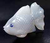 Миниатюра «Рыбка» из цельного халцедона 73,59 карата с синими сапфирами