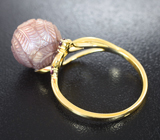 Золотое кольцо с резной жемчужиной Edison 10,65 карата и родолитами Золото