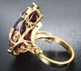 Золотое кольцо с крупным кабошоном 22,47 карата и ограненными рубинами Золото