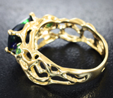 Золотое кольцо с ограненным черным опалом 1,62 карата и цаворитами Золото