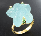 Золотое кольцо с резным аквамарином 29 карат и цаворитами Золото