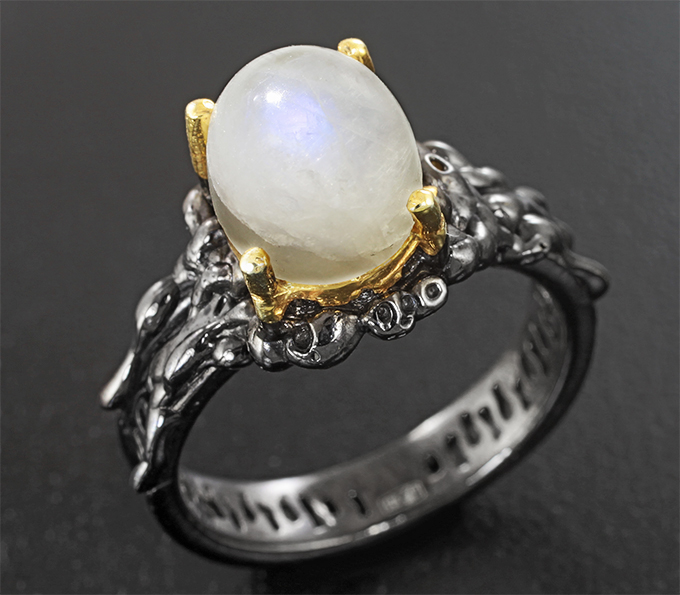 Серебряное кольцо с лунным камнем