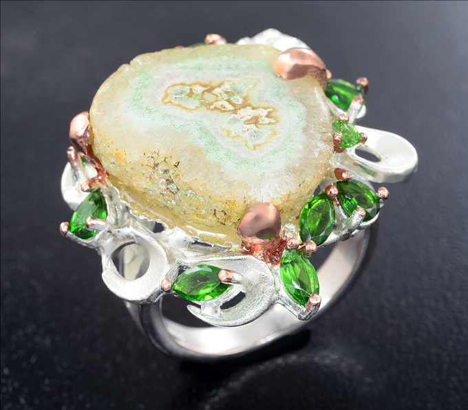 Серебряное кольцо с друзой кварца и диопсидами
