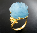 Золотое скульптурное кольцо с редкой красоты резным аквамарином 36 карат, цаворитами и бриллиантами Золото