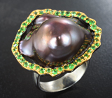 Серебряное кольцо с жемчужиной барокко 35,56 карата и цаворитами