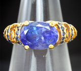 Золотое кольцо с насыщенным танзанитом 3,81 карата и ярко-синими сапфирами Золото