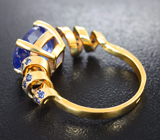 Золотое кольцо с насыщенным танзанитом 3,81 карата и ярко-синими сапфирами Золото