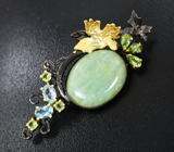 Серебряная брошь с кабошоном зеленого берилла 22+ карат, голубыми топазами и перидотами Серебро 925