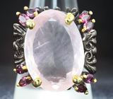 Серебряное кольцо с розовым кварцем и родолитами