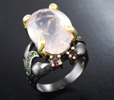 Серебряное кольцо с розовым кварцем, родолитами и диопсидами