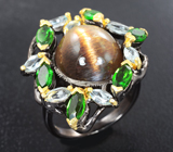 Серебряное кольцо с солнечным камнем с эффектом кошачьего глаза, диопсидами и голубыми топазами Серебро 925
