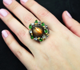 Серебряное кольцо с солнечным камнем с эффектом кошачьего глаза, диопсидами и голубыми топазами Серебро 925