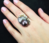 Серебряное кольцо с цветной жемчужиной барокко, голубыми топазами и турмалинами