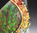 Золотое невероятно-яркое кольцо с крупным аммолитом аммонита 26,37 карата и разноцветными сапфирами Золото