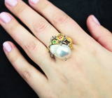 Серебряное кольцо с жемчужиной барокко 15,84 карата, сапфирами и цаворитами Серебро 925