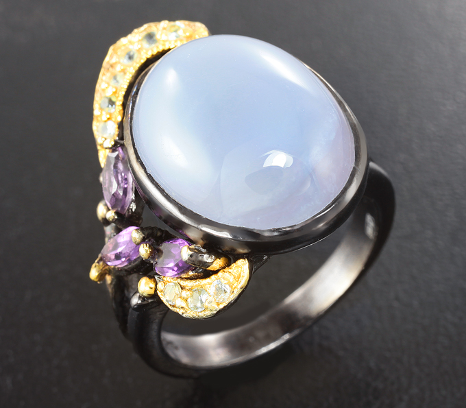 Серебряное кольцо с халцедоном, аметистами и бесцветными топазами