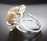 Серебряное кольцо с кабошоном золотистого сапфира, родолитами и турмалинами Серебро 925