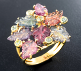 Золотое кольцо с разноцветными резными шпинелями и зелеными сапфирами Золото