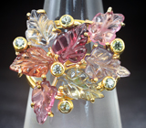 Золотое кольцо с разноцветными резными шпинелями и зелеными сапфирами Золото