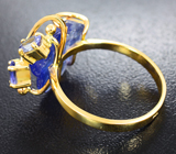 Золотое кольцо с резным танзанитом 5,46 карата, ограненными танзанитами и бриллиантами