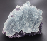 Кристаллы голубого флюорита на фиолетовом 